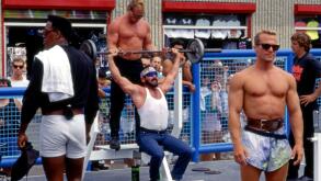 Men lifting weights at Muscle Bach in Venice Beach, CA