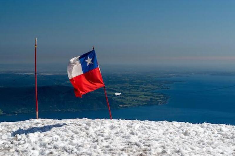 Chile flag on the Osorno volcano, Alamy, LatAm, 575