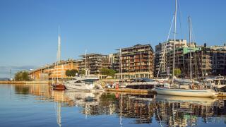 Houses and boats on the Oslofjord in downtown Oslo, Nowegen, Scandinavia, Northern Europe, Europe