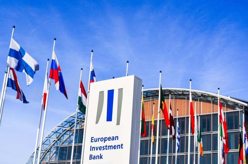 EIB prices 1.5bn amid sterling frenzy