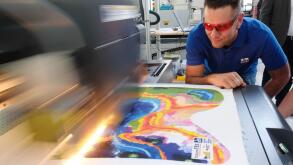 Chemnitz, Germany. 09th May, 2022. A printer dyes a textile surface at the Saxon Textile Research Institute. The institution is celebrating its 30th anniversary. Credit: Sebastian Willnow/dpa/Alamy Live News
