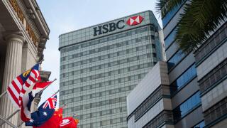 06.02.2019, Singapore, Republic of Singapore, Asia - A view of the HSBC banking building in the business district. To the left of it you can see a part of the Fullerton Hotel. [automated translation]