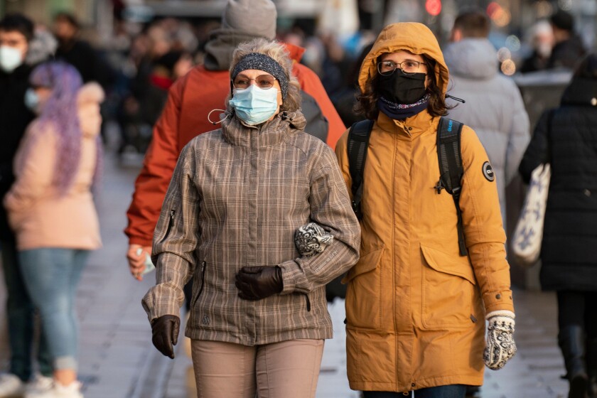 Omicron 29Nov21 Edinburgh masks covid from Alamy 16Dec21 575x375