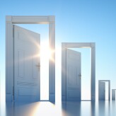 Offene Türen im Sonnenlicht