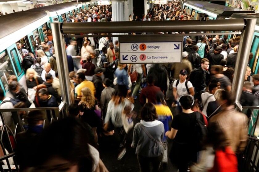 Rush hour Paris metro from Alamy 6Feb25 575x375.jpg