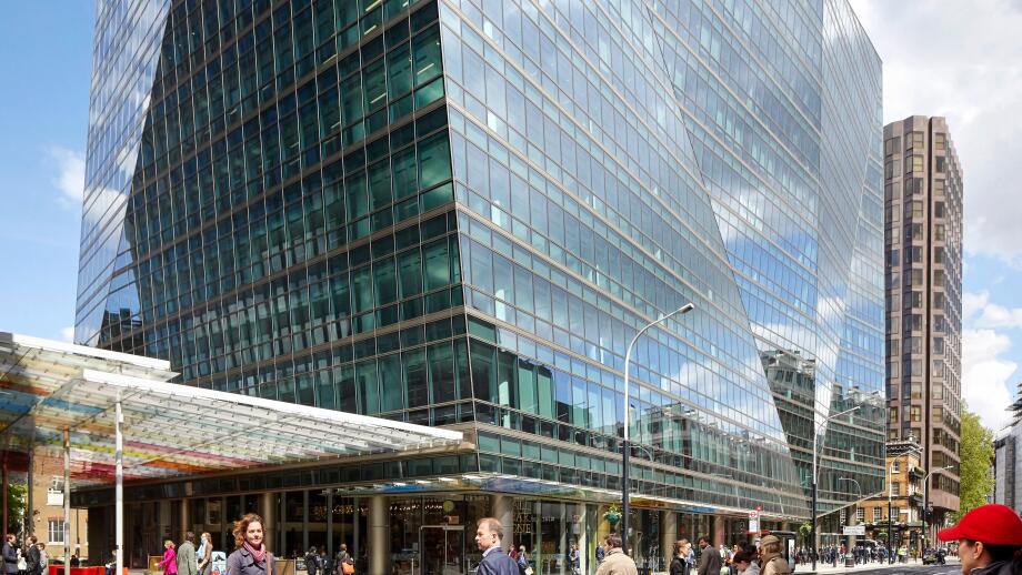 View across Victoria Street with pedestrians passing. 62 Buckingham Gate, London, United Kingdom. Architect: PCP Architects, 2016.