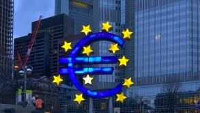 Euro sculpture in front of Eurotower, European Central Bank Building, Frankfurt, Germany, Europe
 
 Photo © Fabio Mazzarella/Sintesi/Alamy Stock Photo