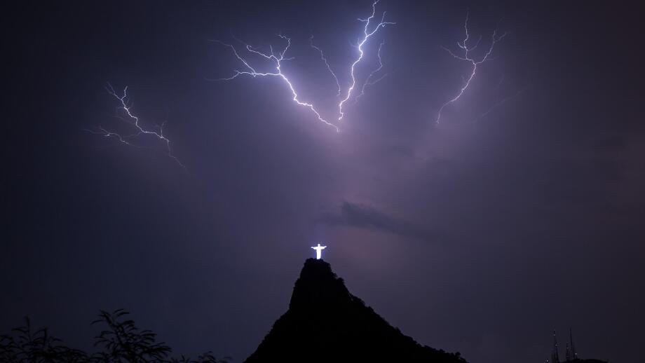 Beijing, Brazil. 27th Sep, 2015. Photo taken on Sept. 27, 2015 shows the lightning over the statue of Jesus Christ on the Corcovado Mountain in Rio de Janeiro, Brazil, Sept. 27, 2015. © Xu Zijian/Xinhua/Alamy Live News