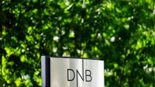 Oslo 20240910. The logo of the Norwegian Bank DNB outside head offices in Bjorvika. Today it became known that DNB will cut staff, and the bank announces that 500 positions will be cut.
Photo: Fredrik Varfjell / NTB