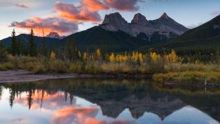 Sunrise in autumn at Three Sisters Peaks near Banff National Park, Canmore, Alberta, Canadian Rockies, Canada, North America