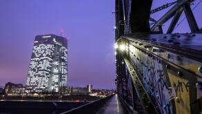 05 December 2022, Hessen, Frankfurt/Main: The European Central Bank (ECB) is shining in the last light of day. In the coming week, the regular council meeting of the monetary institution will take place again. Photo: Boris Roessler/dpa