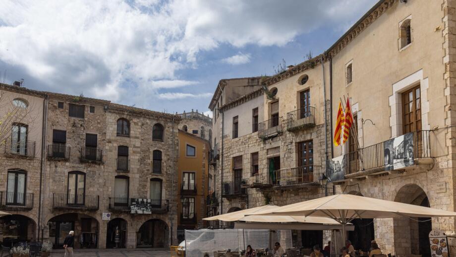 En el centro de Besalu se encuentra la Plaza de la Libertad, una plaza muy antigua rodeada de arcos de medio punto. Girona, Espana