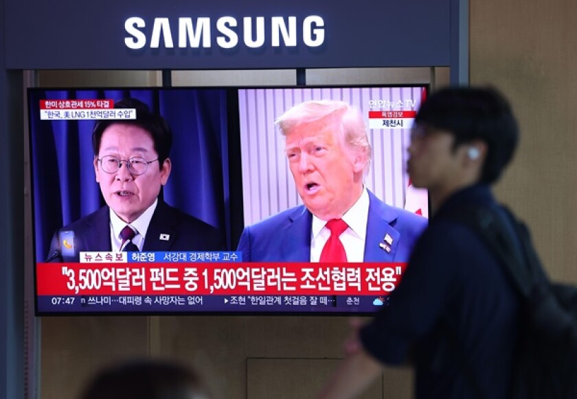 31st July, 2025. News on U.S. agreeing to impose 15 pct tariffs on S. Korea A TV screen at Seoul Station, in the center of the capital, on July 31, 2025, shows a report that U.S. President Donald Trump's administration has agreed to impose 15 percent tari