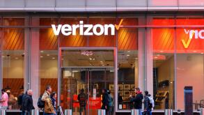 Verizon, 125 W 42nd St, New York. NYC storefront photo of a cellphone store in Midtown Manhattan.