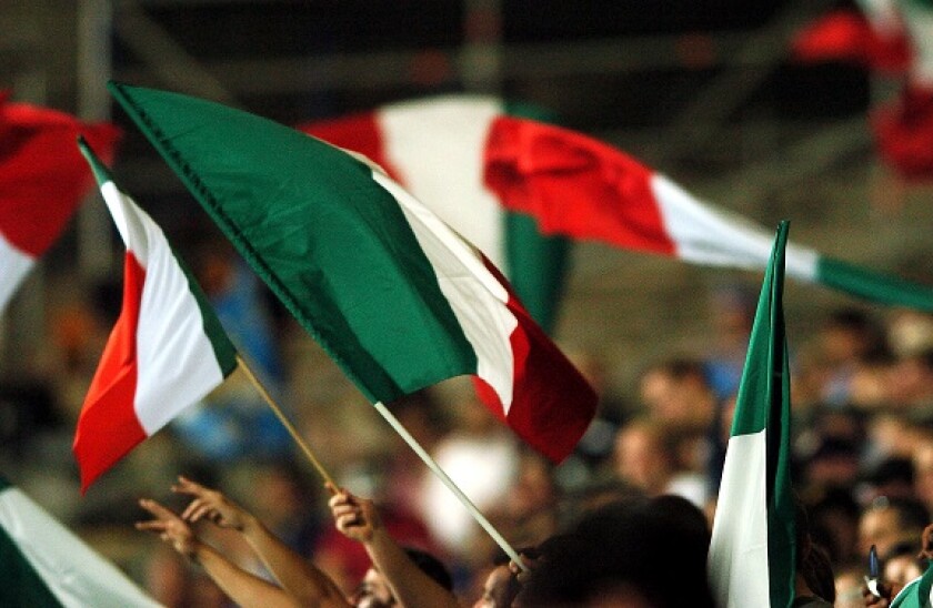 Italy_flags_football_PA_575x375_160120