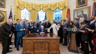 Washington, United States of America. 07 February, 2025. U.S. President Donald Trump, surrounded by evangelical, christians, hold a prayer before signing an executive order establishing the White House Faith Office at the Oval Office of the White House, F