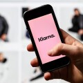 A man shopping online and paying with Klarna app on his phone.