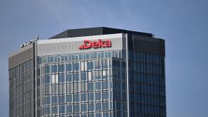 PRODUCTION - 26 August 2025, Hesse, Frankfurt/Main: The lettering "Deka" is emblazoned in the city center on the headquarters of Dekabank-Deutsche Girozentrale (DGZ), the securities house of the savings banks. The institution is wholly owned by the saving
