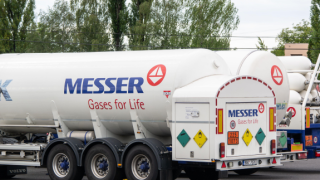 Messer truck trailer Alamy 575 02Apr24.png