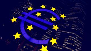 Euro symbol in front of Eurotower at Willy Brandt Platz in Frankfurt am Main, Hessen, Germany