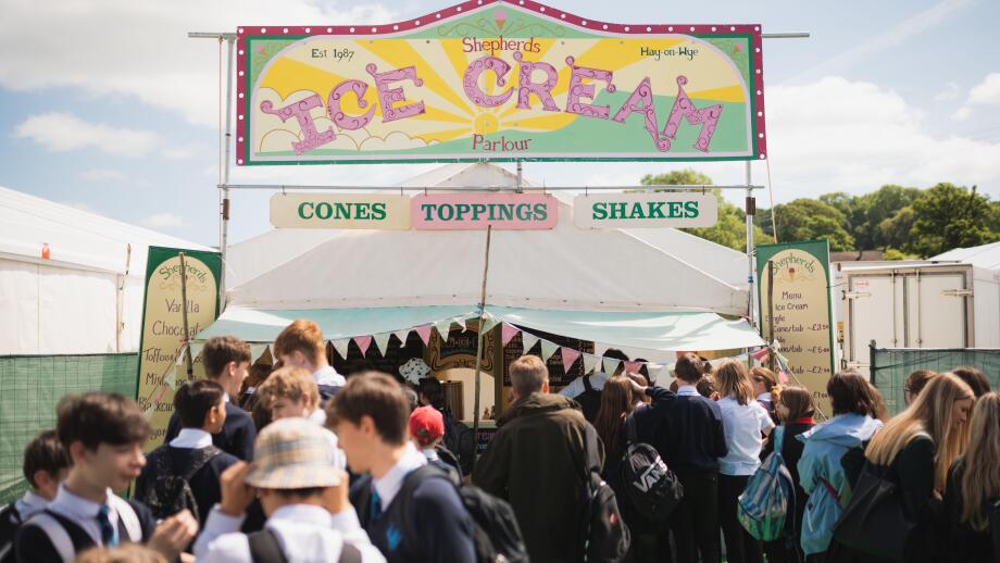 Hay-on-Wye, Wales, UK. 27th May, 2022. General Atmosphere of Hay Festival 2022 in Wales. Credit: Sam Hardwick/Alamy.