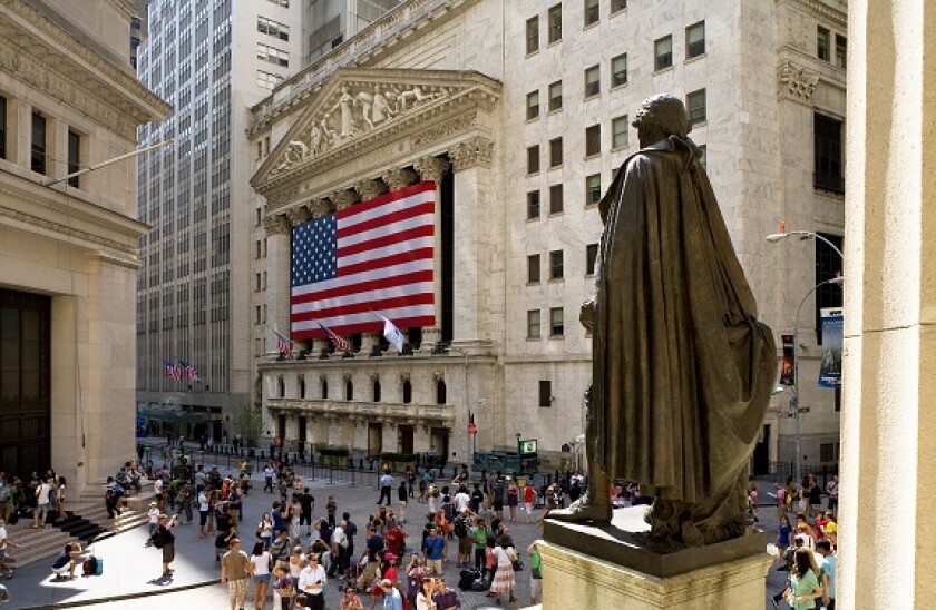 New York Stock Exchange mit US Flag, Financial district, Statue of George Washington in the foreground, Midtown Manhattan, New Y