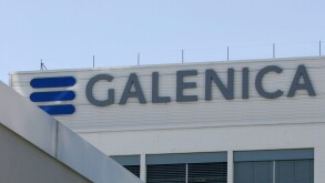 ARCHIVE --- Logo von Galenica, am Gebaeude des Tochterunternehmens Vifor in Villars-sur-Glane bei Fribourg Sued, aufgenommen am 18. August 2004. Die Berner Pharmagruppe Galenica stoesst in neue Dimensionen vor. Sie will das kanadische Pharmaunternehmen As