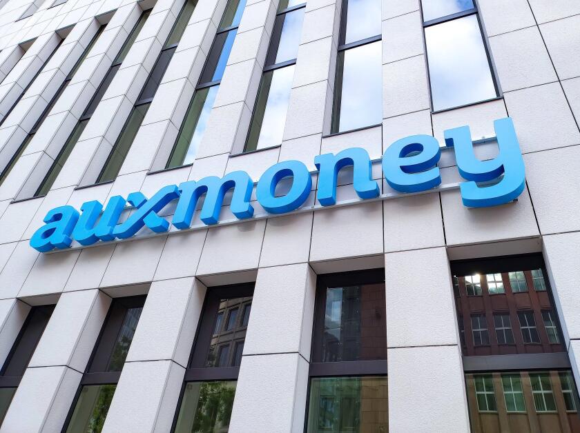 Dusseldorf 02.07.2024 Logo Schriftzug Leuchtreklame Auxmoney Finanzdienstleister Kreditgeber Verschuldung online Internet Kredit Kredite Kreditvergabe Schulden Dispo Uberschuldung Dusseldorf Nordrhein-Westfalen Deutschland *** Dusseldorf 02 07 2024 Logo l