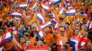 Al Rayyan, Qatar. 25th Nov, 2022. QATAR - Orange fans during a fan walk ahead of the FIFA World Cup Qatar 2022 match between the Netherlands and Ecuador at the Khalifa International Stadium on November 25, 2022 in Al-Rayyan, Qatar. ANP KOEN VAN WEEL Credi