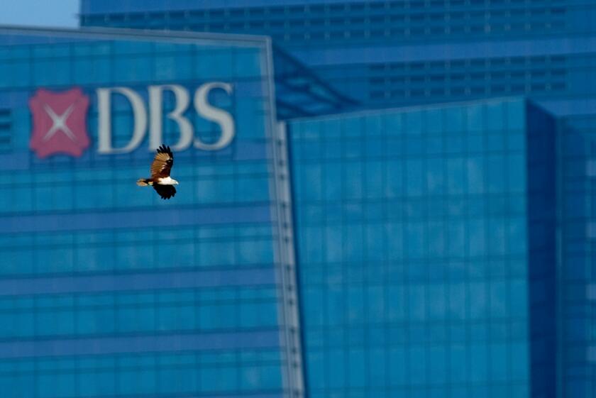 Singapore. 13th Aug, 2015. A raptor flies past a building of DBS Bank in Singapore's Marina Bay Financial Centre, Aug. 13, 2015. Singapore's Ministry of Industry and Trade (MTI) downgraded its full-year economic growth forecast from 2.0-4.0% to 2.0-2.5 pe