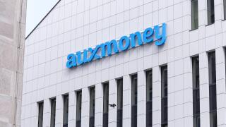 Dusseldorf 17.07.2024 Logo Schriftzug Leuchtreklame Auxmoney Finanzdienstleister Kreditgeber Verschuldung online Internet Kredit Kredite Kreditvergabe Schulden Dispo Uberschuldung Dusseldorf Nordrhein-Westfalen Deutschland *** Dusseldorf 17 07 2024 Logo l