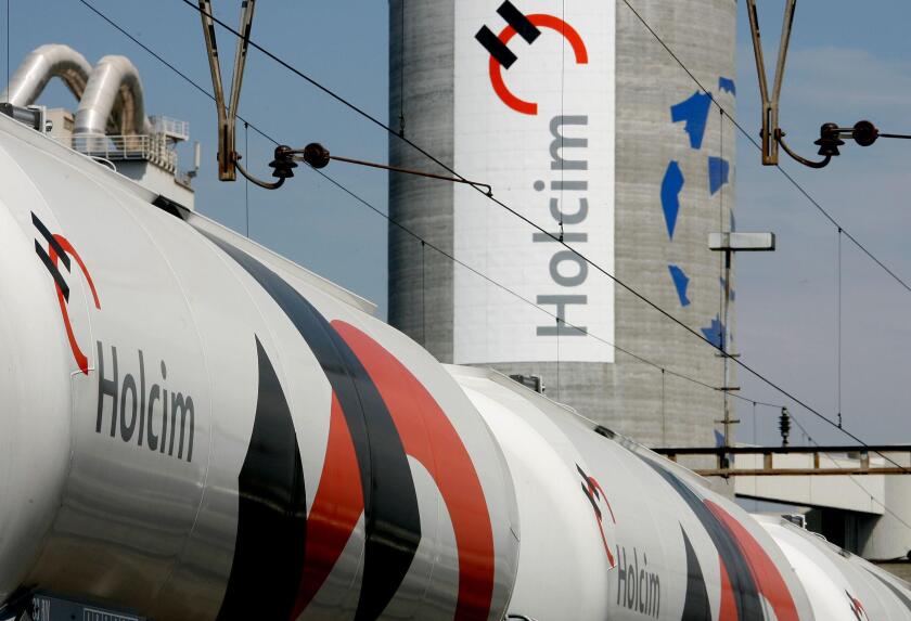 A general view shows Switzerland's Holcim cement production plant in Siggenthal August 19, 2008. REUTERS/Christian Hartmann (SWITZERLAND)