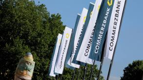 15.05.2025, Wiesbaden, DEU, Hauptversammlung der Commerzbank AG im Congresszentrum in Wiesbaden. Fahnen vor dem Conresszentrum *** 15 05 2025, Wiesbaden, DEU, Annual General Meeting of Commerzbank AG at the Congress Center in Wiesbaden Flags in front of t