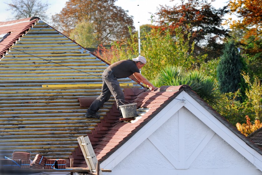 Roof tiler from Alamy 21 Dec