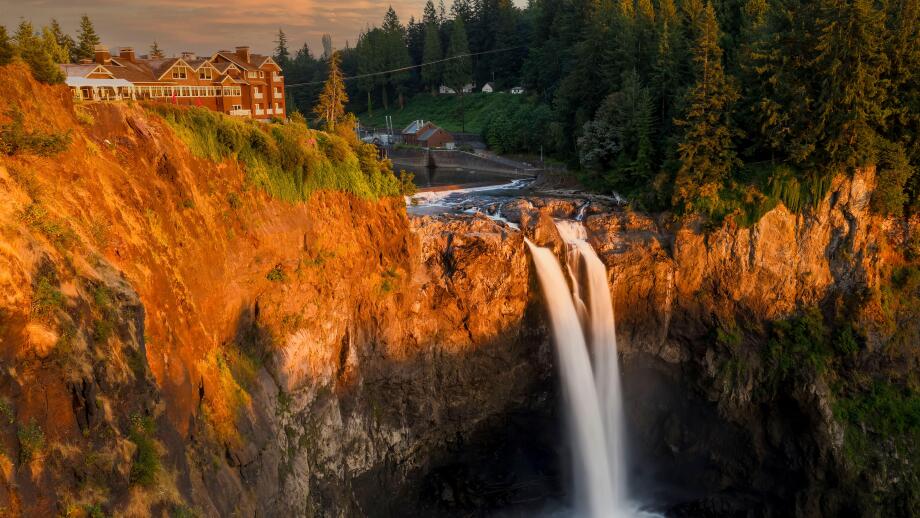 USA, Washington State, Snoqualmie. Snoqualmie Falls evening light.