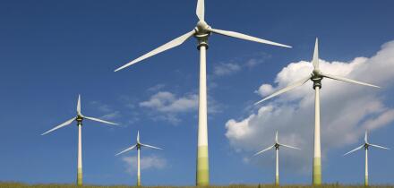 Windrader auf einer Wiese Thema Energie und Umweltschutz. Image shot 12/2013. Exact date unknown.