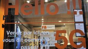 FRANCE. PARIS (75) 6 TH DISTRICT. ON THE SAINT-MICHEL BOULEVARD AN ORANGE TELECOM STORE  PROMOTE THE ARRIVAL OF THE 5 G ON HIS WINDOW