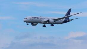 14.05.2026, xsvx, Reise, Urlaub,Wirtschaft, emwir, D-ABPS Lufthansa Boeing 787-9 Dreamliner Halle an der Saale im Landeanflug auf Frankfurt Frankfurt *** 14 05 2026, xsvx, travel, vacation,economy, emwir, D ABPS Lufthansa Boeing 787 9 Dreamliner Halle an 