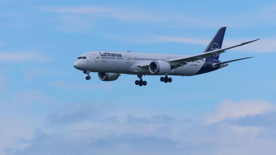 14.05.2026, xsvx, Reise, Urlaub,Wirtschaft, emwir, D-ABPS Lufthansa Boeing 787-9 Dreamliner Halle an der Saale im Landeanflug auf Frankfurt Frankfurt *** 14 05 2026, xsvx, travel, vacation,economy, emwir, D ABPS Lufthansa Boeing 787 9 Dreamliner Halle an 