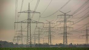 Uberlandleitungen fur Strom sind im Westen von Koln zu sehen. Hier verlauft die sogenannte Ultranet-Leitung des Betreibers amprion, die Strom von der Nordsee in den Suden transportieren soll. Uberlandleitungen *** Overhead power lines can be seen to the w