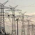ARCHIV - Strommasten reihen sich am 22. Januar 2008 bei Silberstedt nahe Huseum hintereinander. Der Energiekonzern E.ON verkauft sein deutsches Hoechstspannungsnetz an den niederlaendischen Netzbetreiber Tennet. Darauf haetten sich beide Unternehmen nach 
