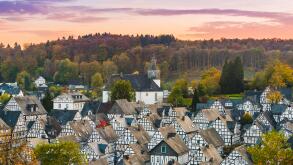 Freudenberg, Siegen-Wittgenstein, North Rhine-Westphalia, Germany. Typical timber-framed houses in the historical 'Alter Flecken' old town.