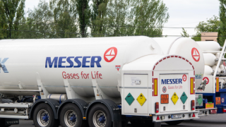 Messer truck trailer Alamy 575 02Apr24.png