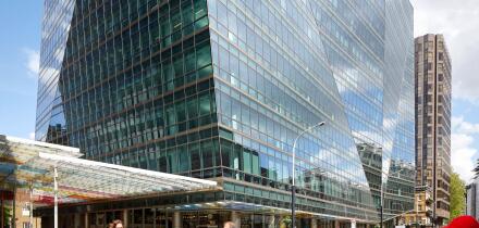 View across Victoria Street with pedestrians passing. 62 Buckingham Gate, London, United Kingdom. Architect: PCP Architects, 2016.