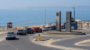 Boscombe Beach, Bournemouth, Dorset, UK, 30th April 2025, Weather. Spring heatwave. Hottest day of the year. 10 degrees above normal. Queuing traffic.