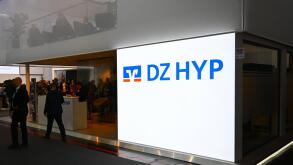 Die EXPO REAL ist die grosste internationale Fachmesse fur Immobilien und Investitionen in Europa. Sie wird seit 1998 jahrlich Anfang Oktober auf dem Gelande der Munchner Messe von der Messe Munchen GmbH veranstaltet. Foto: Messestand DZ Hyp AG, Immobilie