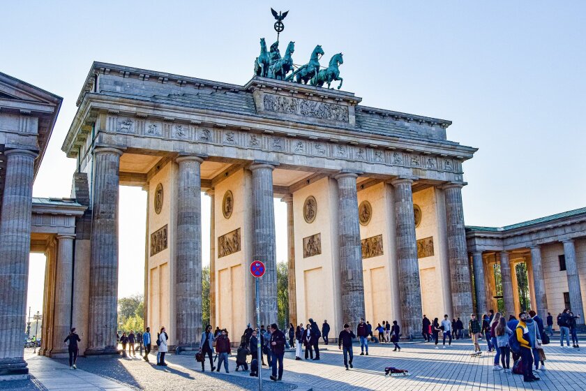 brand-front-of-the-brandenburg-gate-5117579_1920.jpg