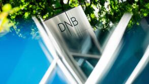 Oslo 20240910. The logo of the Norwegian Bank DNB outside head offices in Bjorvika. Today it became known that DNB will cut staff, and the bank announces that 500 positions will be cut.
Photo: Fredrik Varfjell / NTB