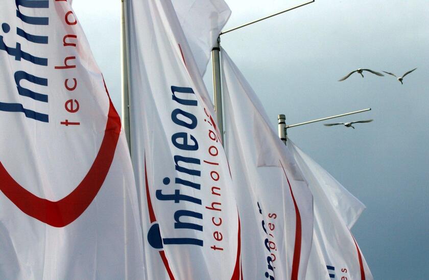 (dpa) - Flags of the computing company Infineon Technologies fly in the air, at the same time the concern's general annual meeting takes place, in Munich, 21 January 2003. Infineon's board of directors was criticised vehemently. During the last year, the