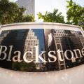 The "tombstone" outside of 345 Park Avenue in New York announces that it is the NY headquarters of the Blackstone financial services firm, seen on Saturday, August 19, 2017. Blackstone is one of the world's largest private equity investment firms. (© Rich